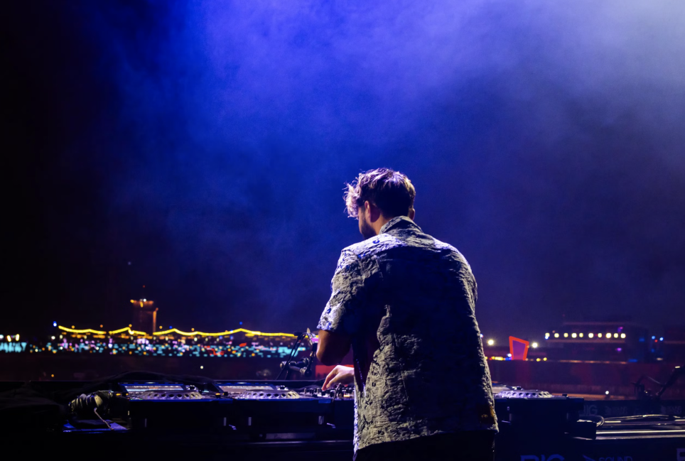 How Independent Artists Can Book More Gigs